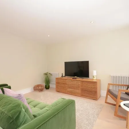 The Mews - 2 Bedroom Luxury, Spacious House With Free Parking Nyaraló *