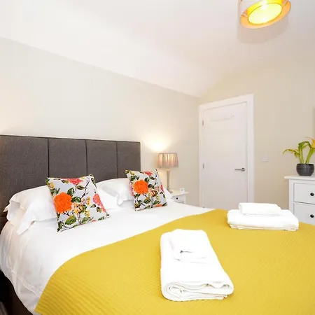 The Mews - 2 Bedroom Luxury, Spacious House With Free Parking Nyaraló