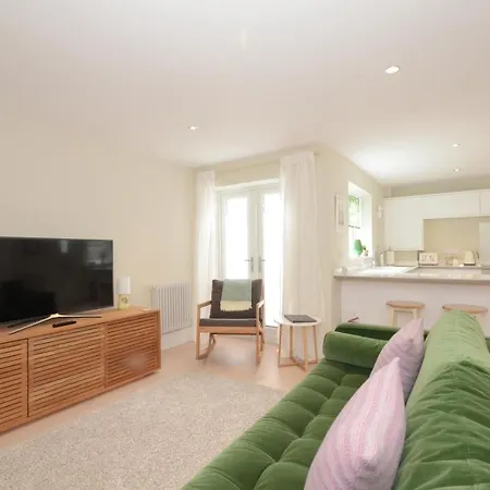 בית נופש The Mews - 2 Bedroom Luxury, Spacious House With Free Parking *