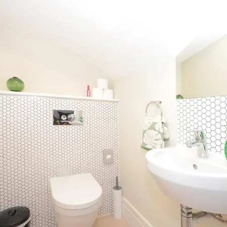 The Mews - 2 Bedroom Luxury, Spacious House With Free Parking Holiday home York