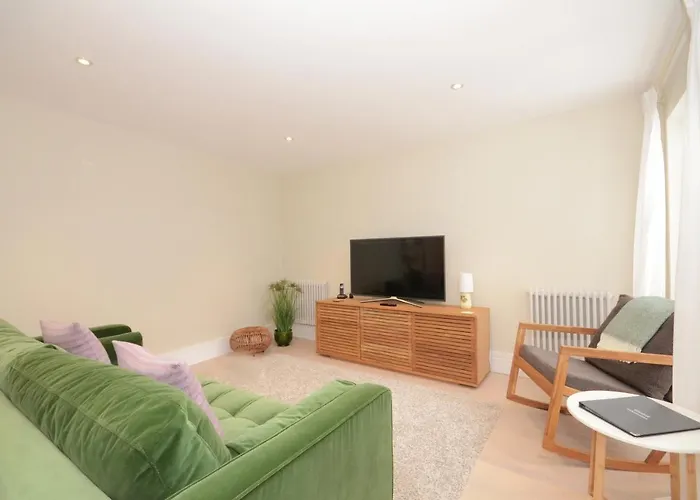 The Mews - 2 Bedroom Luxury, Spacious House With Free Parking Дом отдыха *