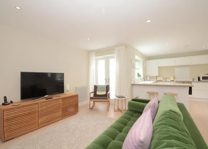 Дом отдыха The Mews - 2 Bedroom Luxury, Spacious House With Free Parking *