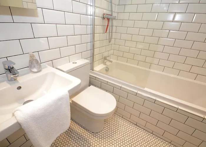 The Mews - 2 Bedroom Luxury, Spacious House With Free Parking