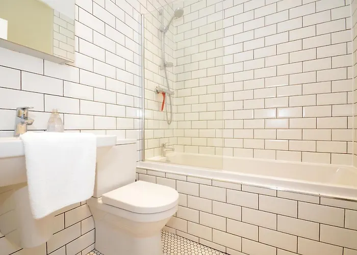 The Mews - 2 Bedroom Luxury, Spacious House With Free Parking