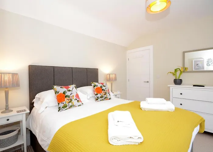 The Mews - 2 Bedroom Luxury, Spacious House With Free Parking Дом отдыха