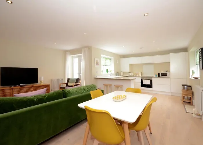 The Mews - 2 Bedroom Luxury, Spacious House With Free Parking *