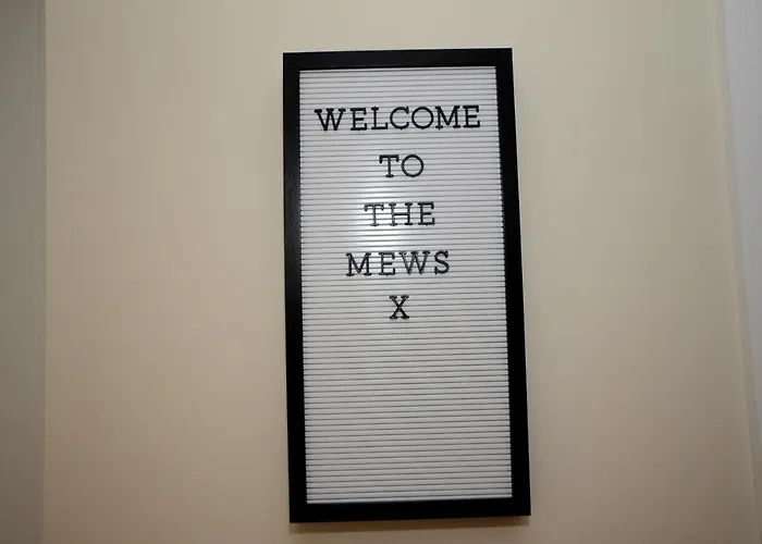 Дом отдыха The Mews - 2 Bedroom Luxury, Spacious House With Free Parking