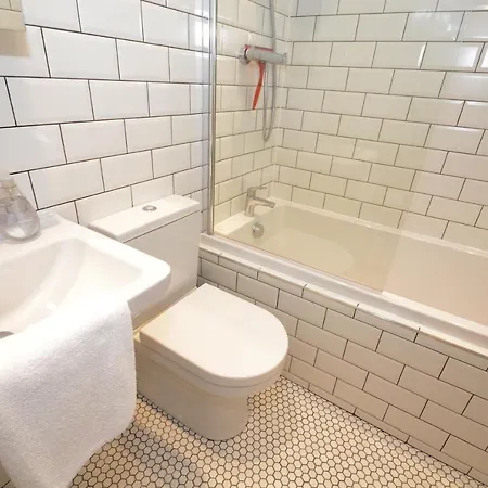 The Mews - 2 Bedroom Luxury, Spacious House With Free Parking