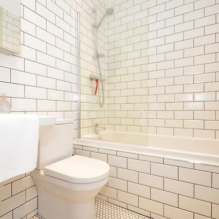 The Mews - 2 Bedroom Luxury, Spacious House With Free Parking