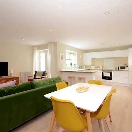 The Mews - 2 Bedroom Luxury, Spacious House With Free Parking *